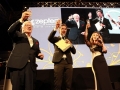 il brindisi con champagne di peppino di capri con i conduttori mariana mill e beppe convertini_ridimensionare